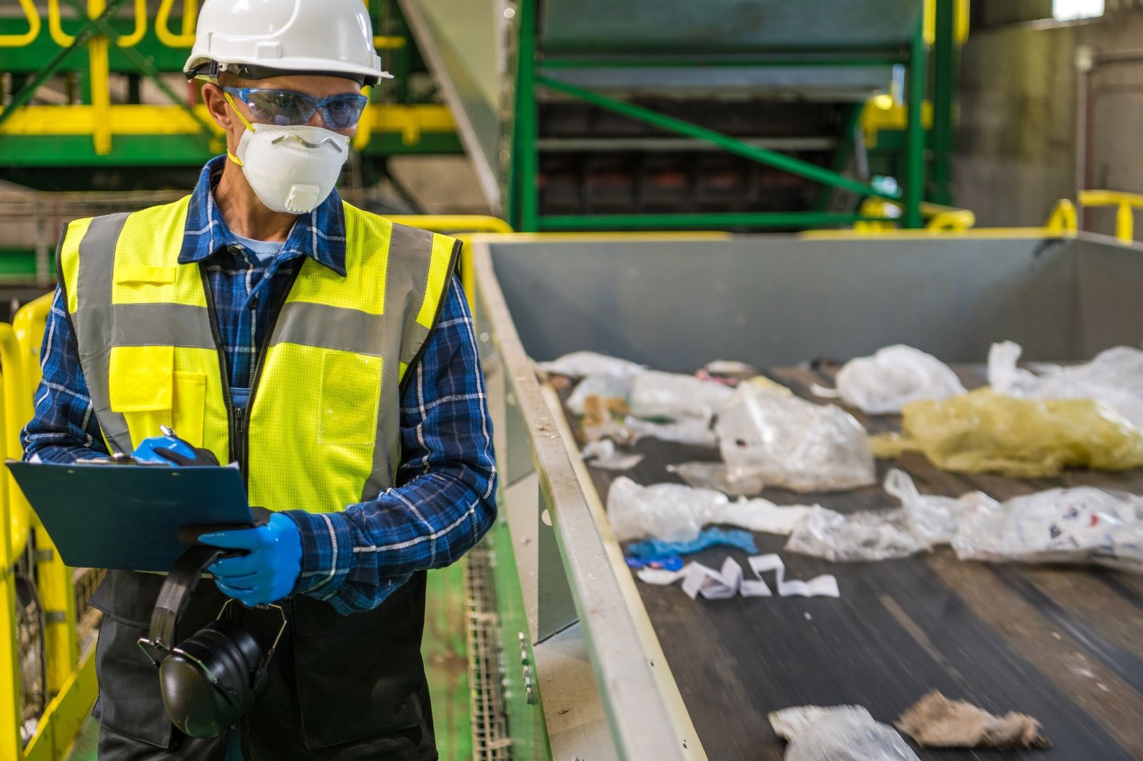medewerker milieustraat afvalscheiding recycling