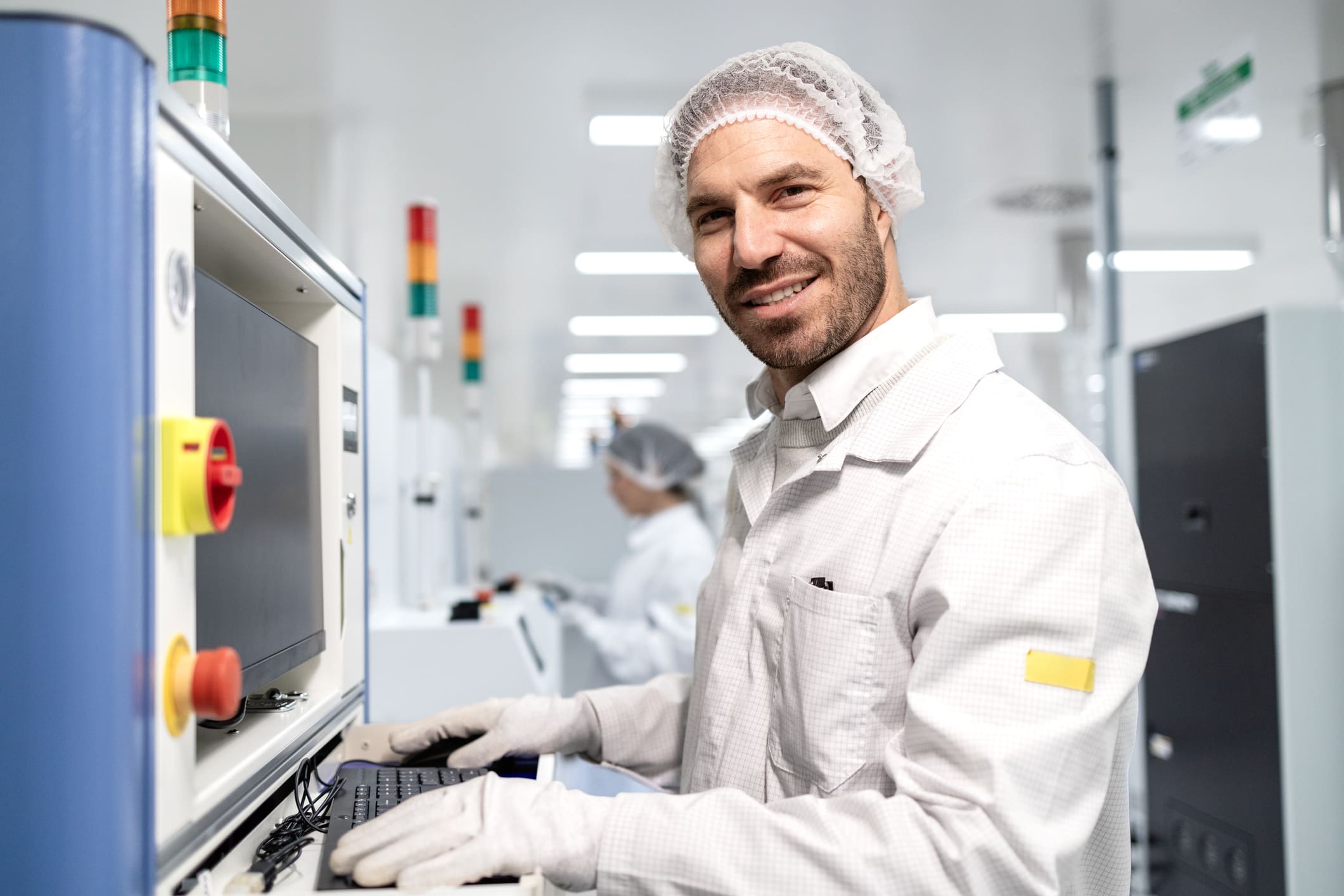 operator cleanroom productieomgeving bedieningspaneel